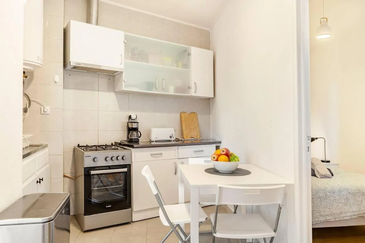 Relax In Lisbon For 4 People With Terrace And Parking Apartment